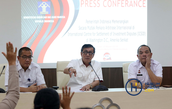 Menkumham Yasonna Hamonangan Laoly (tengah) saat mengumumkan kemenangan pemerintah Indonesia di ICSID, di Jakarta, Senin (25/3). Foto: RES