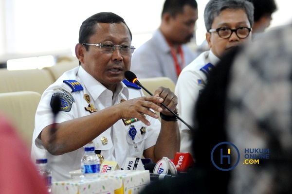 Direktur Jenderal Perhubungan Darat Budi Setiyadi memberikan paparan saat jumpa pers di kantor Kemenhub, Jakarta, Senin (25/3). Foto: RES