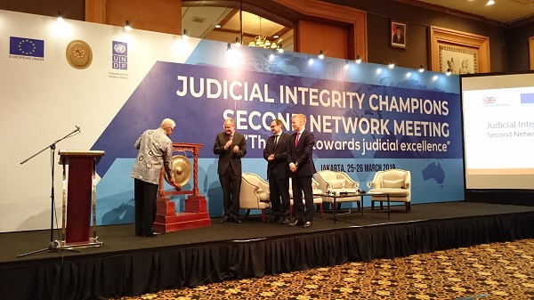 Ketua MA M. Hatta Ali memukul gong tanda dibukanya pertemuan Jaringan Regional Integritas Peradilan di Hotel Aryaduta Jakarta, Senin (25/3). Foto: AID  