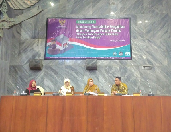 Kiri ke kanan: Titi Anggraini, Sukma Violetta, Ratna Dewi Pettalolo. Foto: RFQ