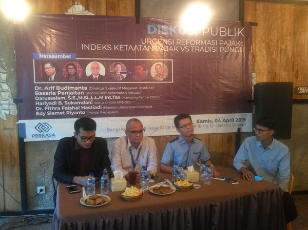 Para pembicara dalam acara Urgensi Reformasi Pajak: Indeks Ketaatan Pajak VS Tradisi Pungli. Foto: MJR
