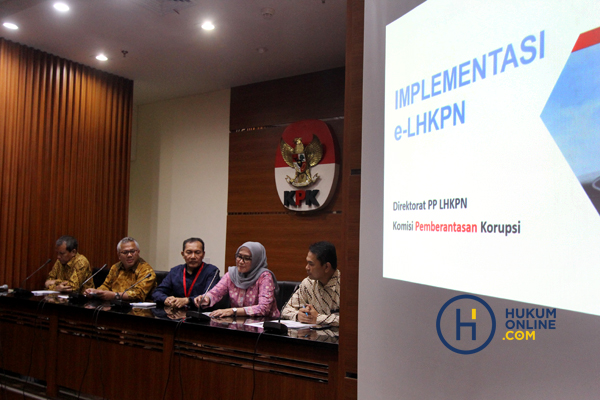 Wakil Ketua KPK Saut Situmorang dan Ketua KPU Arif Budiman saat mengumumkan data terbaru LHKPN legislatif di Jakarta, Senin (8/4). Foto: RES 