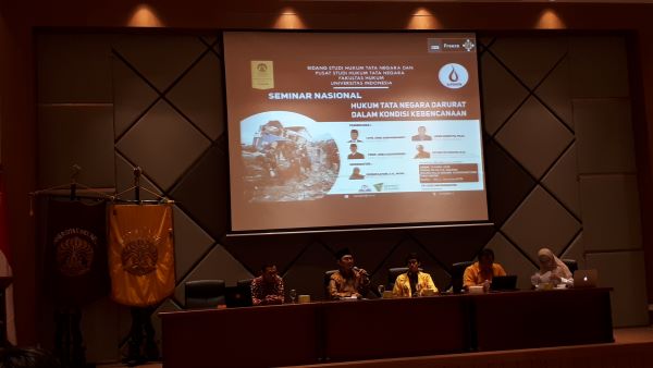 Para pembicara dalam seminar nasional Hukum Tata Negara Darurat dalam Keadaan Bencana, di FHUI Depok, Senin (15/4). Foto: MYS