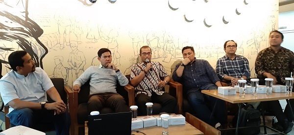 Konferensi pers menanggapi wacana 'people power' di Sekolah Tinggi Ilmu Hukum (STIH) Jentera, Jakarta, Senin (15/4).