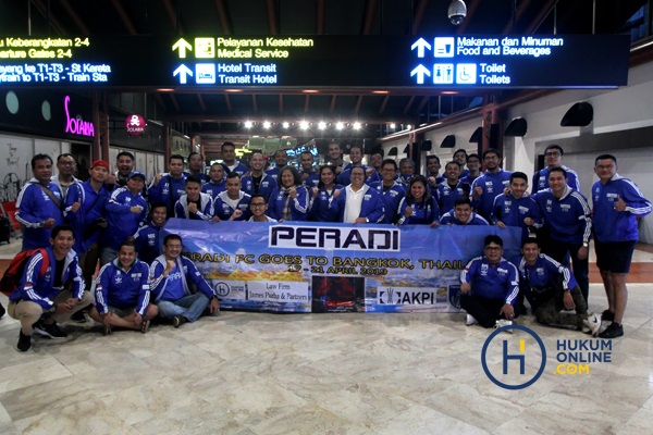 Squad Peradi FC sebelum berangkat ke Bangkok, Thailand, Selasa (16/4). Foto: RES 