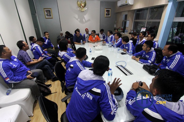 Tim Peradi FC saat diterima perwakilan KBRI untuk Thailand, Kamis (17/4). Foto: RES