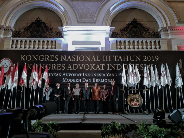 Presiden KAI Tjoetjoe Sandjaja Hernanto (tengah) berfoto bersama usai membuka Kongres Nasional KAI III di Surabaya, Jum'at (26/4). Foto: RFQ 
