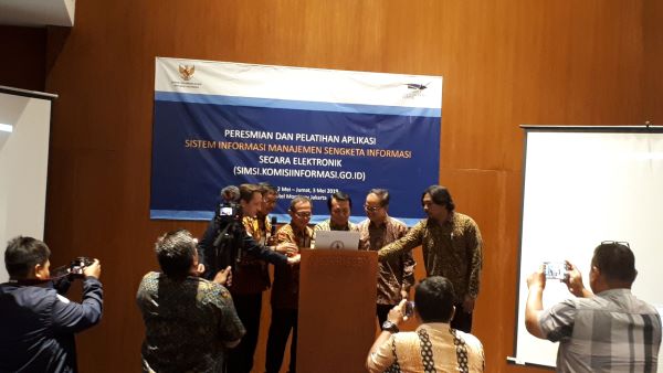 Launching aplikasi SIMSI 2.0 oleh Komisi Informasi Pusat, dihadiri antara lain Wakil Ketua MA Bidang Yudisial HM Syarifuddin, Direktur Eksekutif IPC Ahmad Hanafi, dan Ketua KIP Gede Narayana, di Jakarta (Kamis, 2/5). Foto: MYS