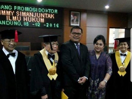 Jimmy Simantuntak (ketiga dari kiri) usai mempertahankan disertasi tentang kepailitan di Unpad Bandung. Banyak kurator, advokat, hakim, dan akademisi yang menulis disertasi tentang kepailitan. Foto: Istimewa