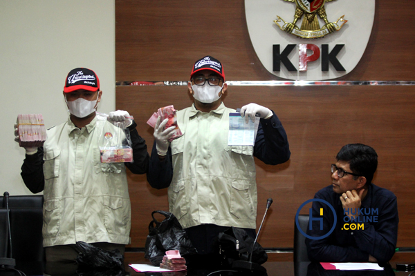 Penyidik KPK saat menunjukan barang bukti uang suap yang melibatkan Hakim PN Balikpapan Kayat di Gedung KPK, Sabtu (4/5). Foto: RES
