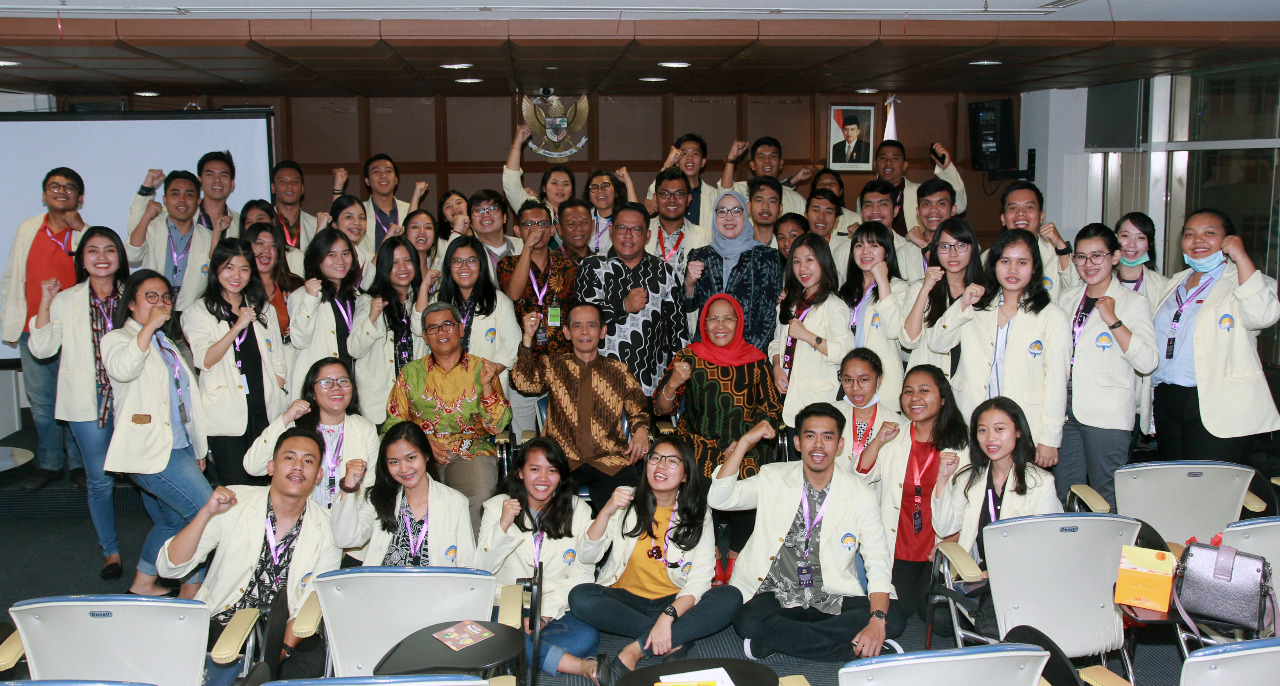 DPN Peradi berfoto bersama seluruh peserta mahasiswa Unika Atmajaya Yogjakarta di kantor Sekretariat nasional PERADI Grand Slipi Tower. Foto: Istimewa.