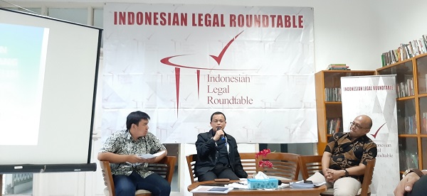 Sekretaris Jenderal MK Guntur Hamzah (tengah) saat menanggapi hasil riset putusan MK periode 2003-2018 di Kantor ILR Jakarta, Kamis (9/5). Foto: AID