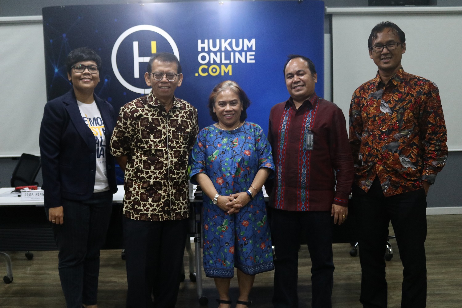 Christina Desy, S.H., LL.M. (kiri), Syamsul Ma'Arif, S.H., LL.M., Ph.D (kedua dari kiri), Prof. Dr. Ningrum Natasya Sirait, S.H., M.Li. (tengah), Gopprera Panggabean, S.E., Ak., (kedua dari kanan), Asep Ridwan, S.H., M.H. (kanan), dalam  Talks! Hukumonline 2019 