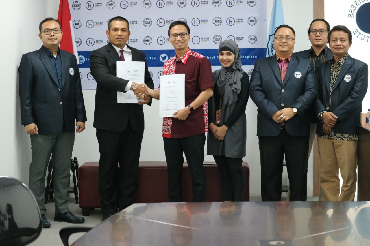 Presiden IKHAPI Joyada Siallagan (kiri) bersama Direktur Pemberitaan Hukumonline Amrie Hakim (kanan) usai menandatangani kerja sama. Foto: AID