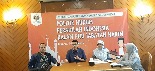 Para narasumber dalam diskusi RUU Jabatan Hakim di Jakarta, Senin (20/5). Foto: AID