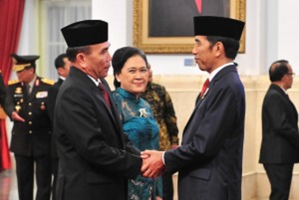 Presiden Jokowi menyampaikan ucapan selamat kepada Hinsa Siburian yang baru dilantiknya sebagai Kepala BSSN, di Istana Negara, Jakarta, Selasa (21/5) malam. Foto: Humas Setkab