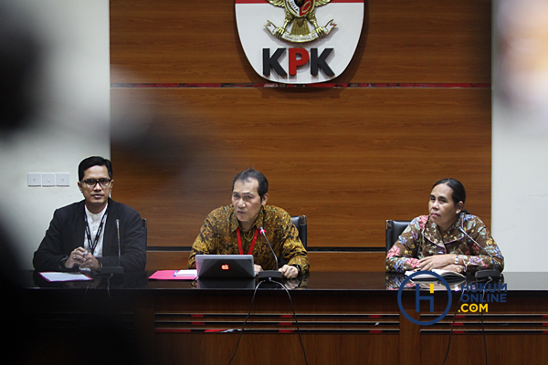Saut Situmorang (tengah) didampingi Juru Bicara KPK Febri Diansyah (Kiri) dan Irjen Kemenkeu Sumiyati saat mengumumkan tersangka korupsi pengadaan kapal. Foto: RES