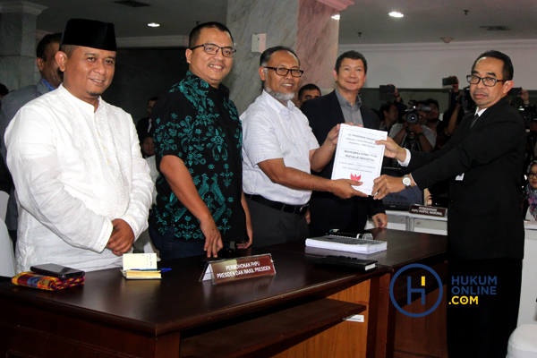 Tim kuasa hukum Prabowo-Sandi resmi mendaftarkan permohonan sengketa Pilpres 2019, Jum'at (24/5) malam. Foto: RES
