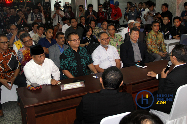 Tim kuasa hukum Prabowo-Sandi saat pendaftaran permohonan sengketa Pilpres 2019, Jum'at (24/5) malam. Foto: RES