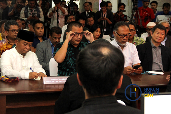Tim hukum Prabowo Subianto-Sandiaga Uno saat mendaftarkan sengketa Pilpres ke MK. Foto: RES