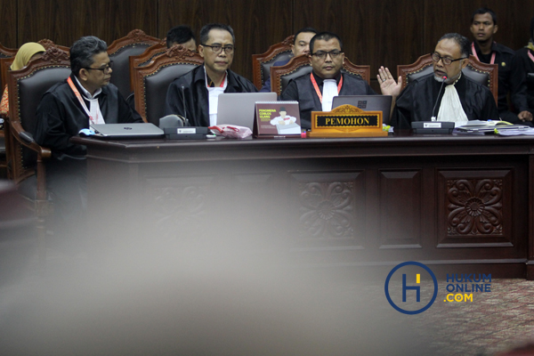 Ketua Tim Kuasa Hukum Prabowo-Sandi, Bambang Widjojanto (kanan) saat membacakan permohonan sengketa Pilpres 2019 di ruang sidang MK, Jum'at (14/6). Foto: RES  