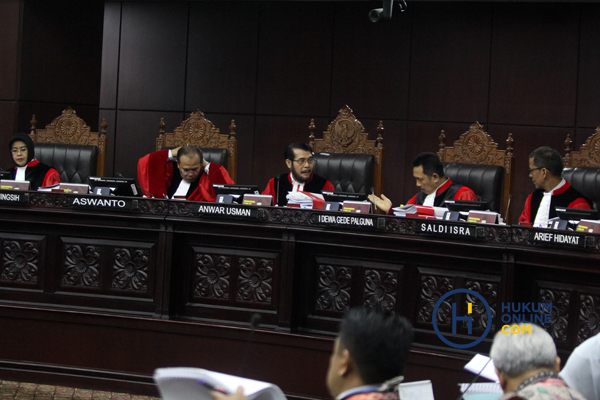 Majelis hakim konstitusi saat sidang perdana PHPU Pilpres 2019 di gedung MK. Foto: RES