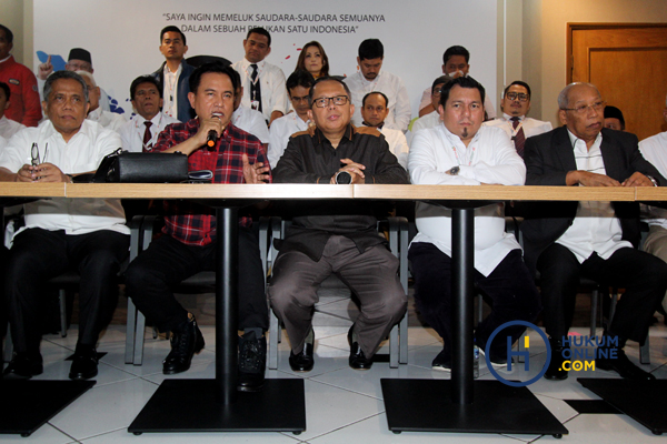 Tim Kuasa Hukum Joko Widodo-Ma'ruf Amin saat memberi keterangan pers di Rumah Pemenangan Cemara, Jakarta, Senin (17/6). Foto: RES 