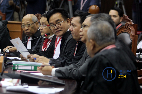 Tim Hukum Jokowi-Ma'ruf saat sidang pembacaan tanggapan atas permohonan sengketa hasil pilpres yang dilayangkan paslon 02 Prabowo-Sandi di ruang sidang MK, Selasa (18/6) Foto: RES