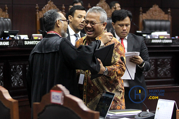 Ketua Tim Hukum Prabowo-Sandi, Bambang Wijojanto bertegur sapa dengan Ketua KPU, Arief Budiman, dalam sidang sengketa pilpres di MK. Foto: RES