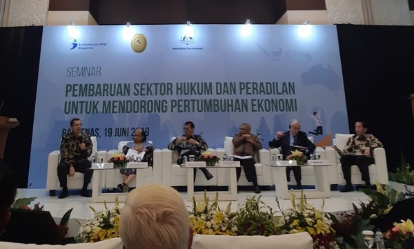 Para pembicara dalam seminar Sektor Hukum dan Peradilan untuk Mendorong Pertumbuhan Ekonomi, di Jakarta, Rabu (19/6). Foto: HMQ