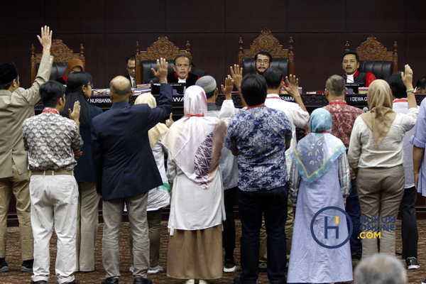 Para saksi yang diajukan Tim Kuasa Hukum Paslon 02 Prabowo-Sandi saat diambil sumpah di ruang sidang MK, Rabu (19/6). Foto: RES 