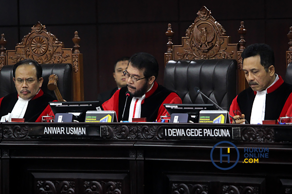 Ketua Majelis MK Anwar Usman saat membacakan amar putusan menolak permohonan sengketa hasil Pilpres 2019 yang diajukan paslon 02 Prabowo-Sandi di ruang sidang MK, Kamis (27/6) malam. Foto: RES