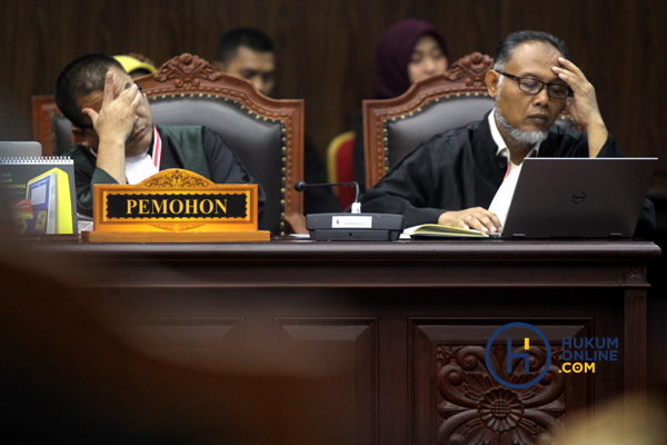 Ekspresi kekecewaan Tim Kuasa Hukum Paslon 02 Prabowo-Sandi saat mendengarkan putusan sengketa hasil Pilpres 2019, Kamis (27/6). Foto: RES 