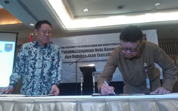 KPPU bersama Kemendagri menandatangani MoU mengenai pencegahan praktik persaingan usaha tidak sehat di daerah. Foto: MJR