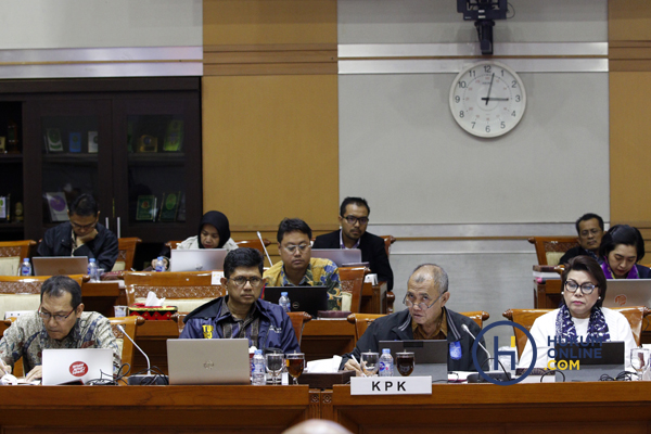 Ketua KPK Agus Rahardjo bersama Wakil Ketua KPK lain saat mengikuti rapat dengar pendapat dengan Komisi III DPR di Kompleks Parlemen, Senin (1/7). Foto: RES
