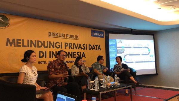 Para pembicara dalam diskusi Elsam tentang RUU Perlindungan Data Pribadi. Foto: Edwin