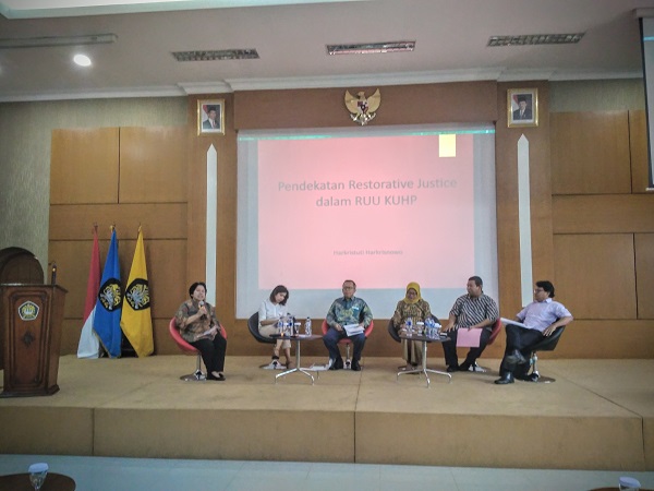 Narasumber dalam Seminar Nasional bertajuk 'Mendorong Restorative Justice dalam Pembaruan Hukum Pidana Indonesia' di Jakarta, Rabu (17/6). Foto: RFQ