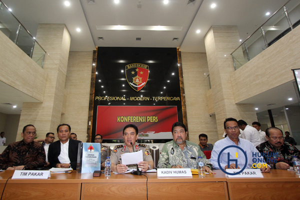 Tim Pakar atau Tim Pencari Fakta (TPF) bersama Kabid Humas Mabes Polri M. Iqbal (tengah) saat memberi keterangan atas hasil temuan TPF. Foto: RES