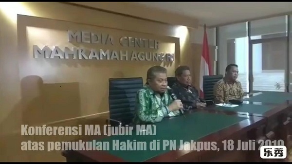 Juru Bicara MA Andi Samsan Nganro bersama Ketua Umum IKAHI Suhadi saat memberi keterangan pers terkait pemukulan hakim oleh advokat. Foto: Humas MA    