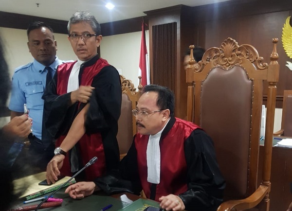 Dua majelis hakim yang diduga terkena pukulan menggunakan ikat pinggan seorang advokat. Foto: Istimewa