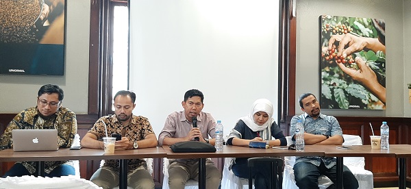 Sejumlah narasumber dalam diskusi bertajuk 'Negosiasi Kursi Ketua MPR yang Merusak Sistem Presidensial' di Jakarta, Selasa (30/7). Foto: AID 