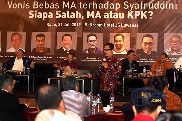 Sejumlah pembicara dalam diskusi publik bertema 'Vonis Bebas MA Terhadap Syafruddin: Siapa Salah, MA atau KPK?' di Jakarta, Rabu (31/7). Foto: RES