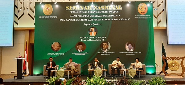 Sejumlah narasumber dalam Seminar Nasional Contempt of Court di Ballroom Holiday Inn Kemayoran, Jakarta, Kamis (2/8). Foto: AID