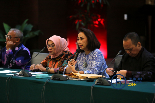 Ketua Pansel Capim KPK Yenti Garnasih didampingi anggota pansel saat mengumumkan hasil tes psikologi di gedung Sekretariat Negara Jakarta, Senin (5/8). Foto: RES