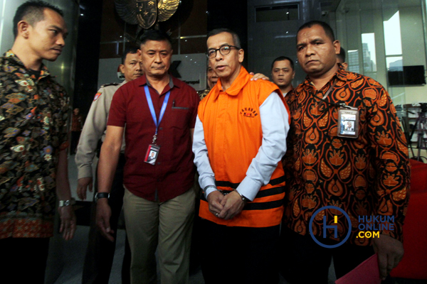 Dirut PT Garuda Indonesia periode 2005-2014 Emirsyah Satar digiring ke tahanan usai menjalani pemeriksaan di Gedung KPK Jakarta, Rabu (7/8). Foto: RES