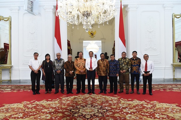 Pengurus APHTN-HAN berfoto bersama Presiden Jokowi usai menyampaikan rencana perhelatan KNHTN V di Istana Negara, Rabu (7/8). Foto: Istimewa 