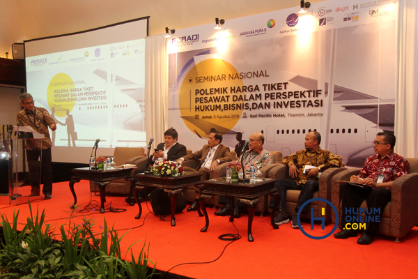 Seminar bertajuk Polemik Harga Tiket Pesawat dalam Perspektif Hukum, Bisnis dan Investasi, yang diselenggarakan Perhimpunan Advokat Indonesia Dewan Pimpinan Cabang Jakarta Pusat, Jumat (9/8). Foto: RES