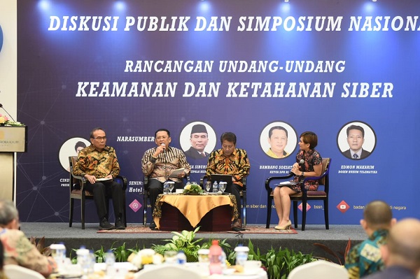Kepala BSSN Letjen (Purn) Hinsa Siburian, Bambang Soesatyo, Edmon Makarim dalam Diskusi Publik dan Simposium Nasional RUU Keamanan dan Ketahanan Siber di Jakarta, Senin (12/8). Foto: RFQ