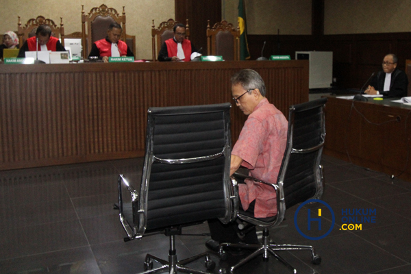Didakwa Terima Suap Mantan Direktur Krakatau Steel Jalani Sidang Perdana 1.JPG