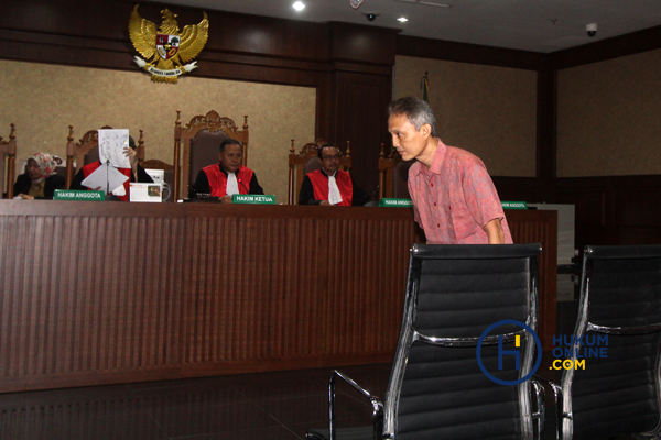 Didakwa Terima Suap Mantan Direktur Krakatau Steel Jalani Sidang Perdana 2.JPG